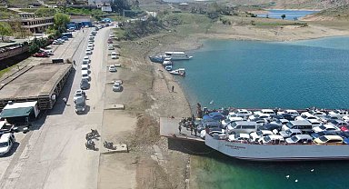 Elazığ-Pertek feribotlarında bayram yoğunluğu