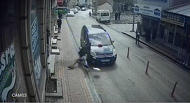 Elazığ'da aracın yayaya çarptığı kaza kamerada