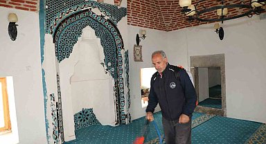 Elazığ'da camiler ve türbeler gül suyu ile yıkanıyor