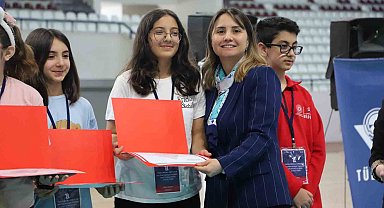 Elazığ'da dereceye giren öğrencilere ödülleri verildi