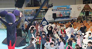 Elazığ'da Hacivat Karagöz orta oyunu sahnelendi