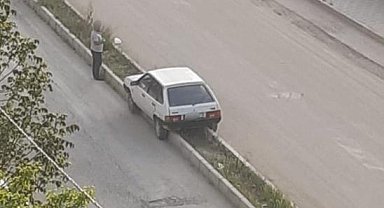 Elazığ'da ilginç kaza, otomobil refüje oturdu