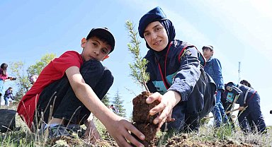 Elazığ'da jandarma ekipleri öğrencilerle birlikte fidan dikti