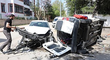 Elazığ'da kazaya karışan hafif ticari araç yan yattı: 1 yaralı