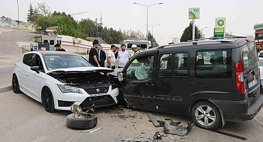 Elazığ'da otomobil ile hafif ticari araç kafa kafaya çarpıştı: 1 yaralı