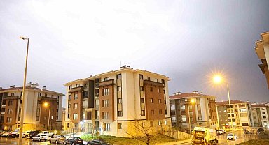 Elazığ'da şimşekler geceyi gündüze çevirdi