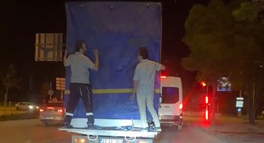 Elazığ'da tehlikeli yolculuk: Kamyonun arkasına tutunarak yolculuk ettiler