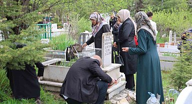 Elazığ'da vatandaşlar mezarlıklara akın etti