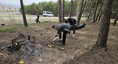 Engelli gençler ormanı temizledi