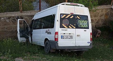 Erciş'te minibüs şarampole uçtu: 1 yaralı