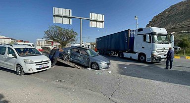 Erciş'te otomobille tır çarpıştı: 1 ölü, 2 yaralı