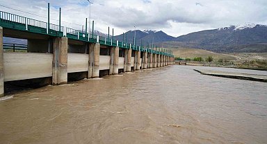 Eriyen kar suları Doğu'daki nehirlerin debisini yükseltti