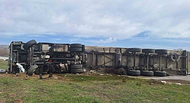 Erzincan - Erzurum karayolunda TIR devrildi: 2 yaralı