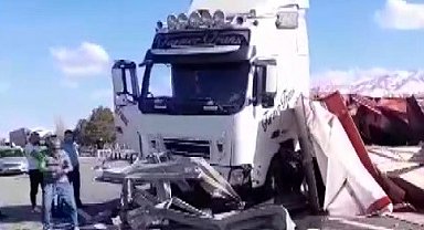 Erzincan - Erzurum karayolunda TIR devrildi, yol uzun süre ulaşıma kapandı