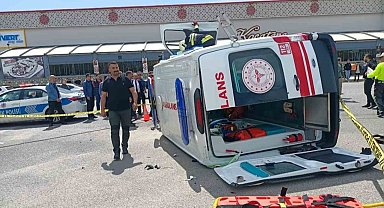 Erzincan'da otomobil ile ambulans çarpıştı: 6 yaralı
