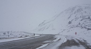 Erzincan'ın yüksek kesimlerinde kar, kent merkezinde bahar