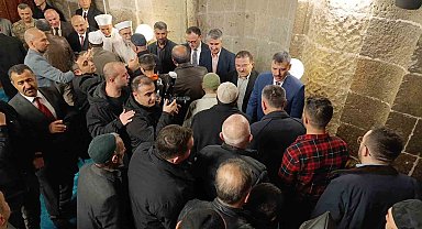 Erzurum'da protokol, namaz sonrası Ulu Camii'nde vatandaşlarla bayramlaştı