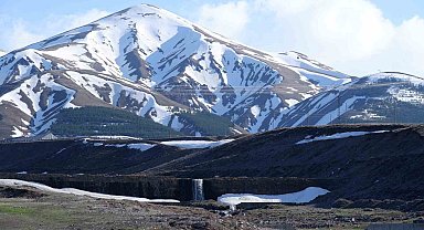 Erzurum'un bir yanı kar bir yanı bahar