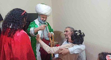 Evden çıkamayan engelli çocuklara 23 Nisan sürprizi