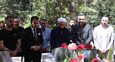 Gazeteci Yazar Mehmet Topal, kabri başında anıldı