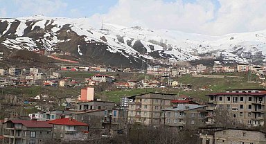 Hakkari dağları yeniden beyaza büründü