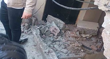 Hakkari'de freni patlayan araç eve girdi