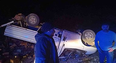 Hakkari'de lastiği patlayan kamyonet kaza yaptı: 2 hafif yaralı