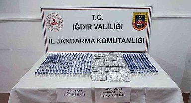Iğdır'da yabancıların çantasından 521 botoks ilacı ve 450 uyuşturucu hap çıktı