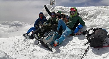 İlkbaharda Ağrı Dağı zirvesinde kayak keyfi