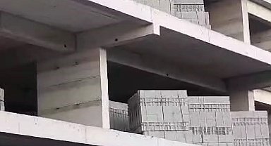 İnşaatın 5'inci katına çıkan kadını ekipler ikna etti