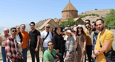 İranlı turizmciler Akdamar Adası'na hayran kaldı