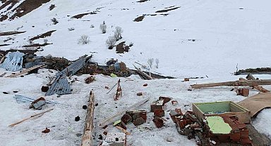 İspir'de çığ yayla evlerini yerle bir etti