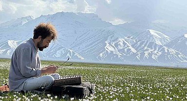 İsviçre'yi andıran manzarada santur keyfi