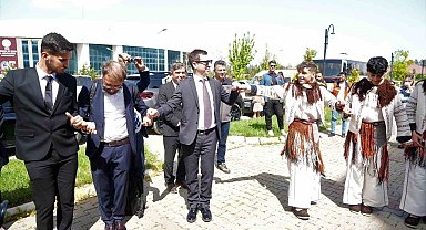 İtalya heyeti Muş'ta halay çekip ağaç dikti