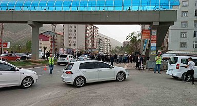 Kamyonet öğrencilere çarptı, vatandaş yolu kapattı