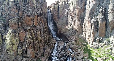 Kar ve yağmur sularıyla coşan Çır Şelalesi dron ile görüntülendi