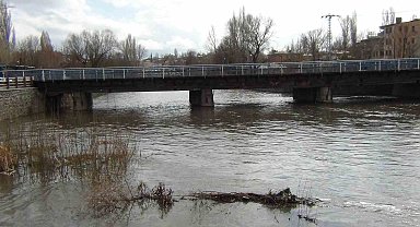 Kars Çayı taşmaya başladı