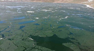 Kars'ın zirvesindeki gölün buzları çözülüyor