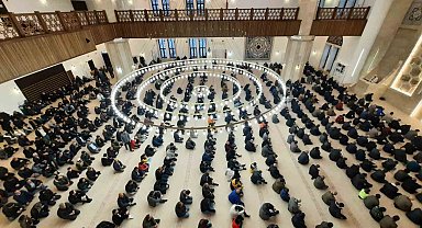 Kars'ta bayram namazında camiler doldu taştı