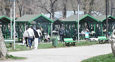 Kars'ta mesire alanları doldu