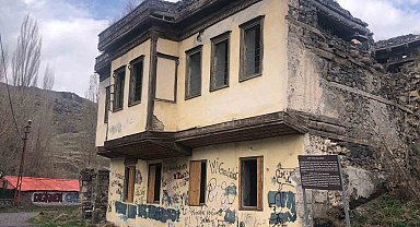 Kars'ta tarihi paşa konağı yıkılıyor