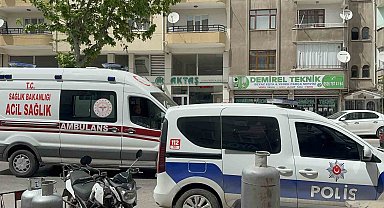 Kavgayı ayırmaya çalışan yaşlı adam, yüzünden bıçaklandı