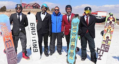Kayak sezonunu takım elbiseyle snowboard yaparak uğurladılar