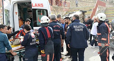 Kontrolden çıkan hafif ticari araç okul bahçesine uçtu: 2 yaralı