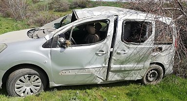 Kontrolden çıkan kamyonet şarampole yuvarlandı: 4 yaralı