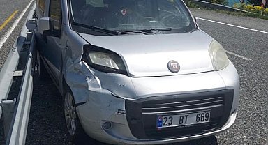 Koyun sürüsüne çarpmamak için manevra yaptı, demir bariyerlere çarptı