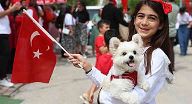 Kurulan 23 Nisan Sokağında çocuklar şiir okudu, halay çekti