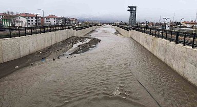 Kuruyan Vasgirt deresinden sel akıyor