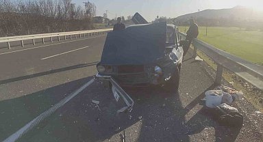 Lastiği patlayan otomobil bariyerlere çarptı