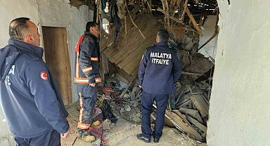 Malatya'da ağıl çöktü, göçük altında kalan 6 büyükbaş hayvanı itfaiye kurtardı